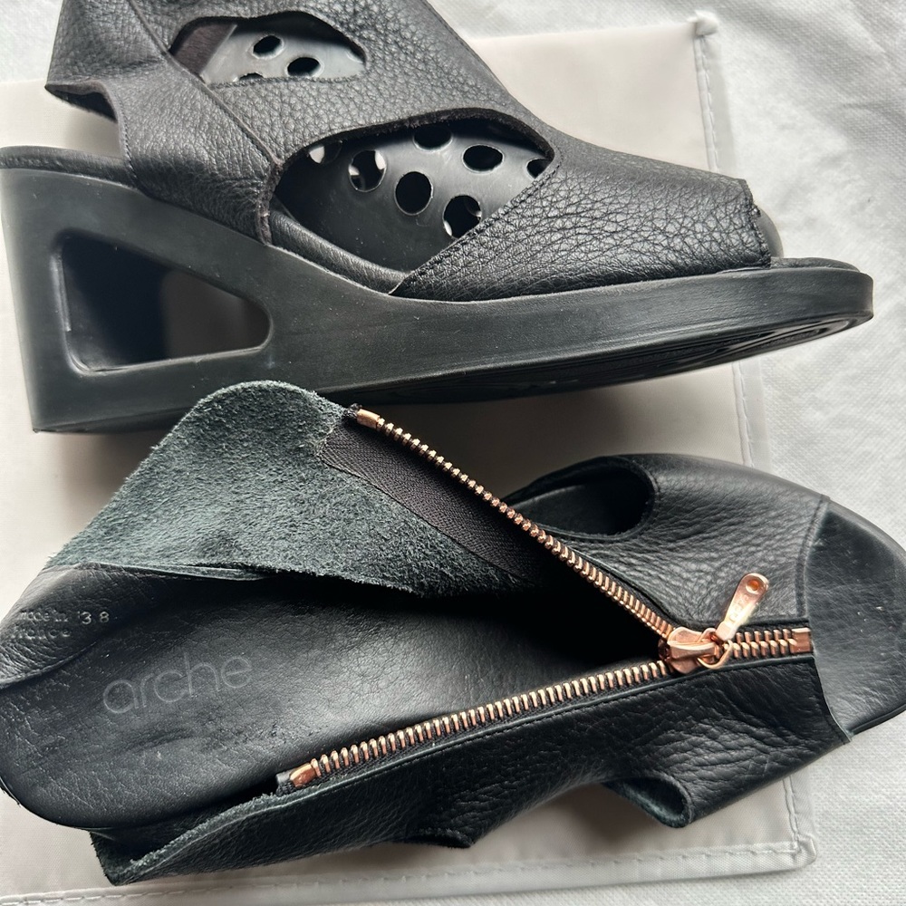 Arche Vahiro Cutout Black Leather Wedge Sandal Sz.38 Rose Gold Zippers preowned